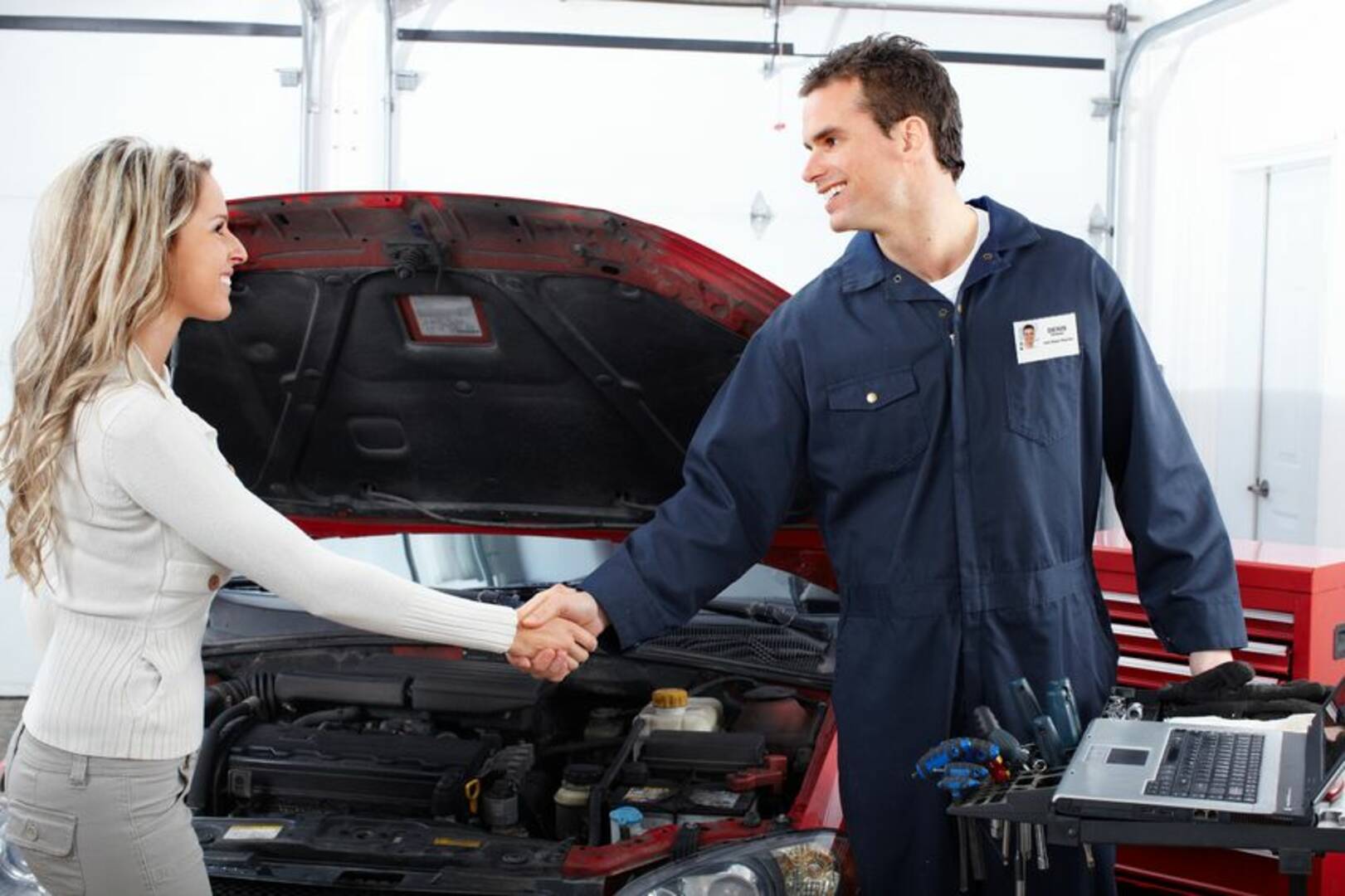 Lindsay's Autobody & Paint logo